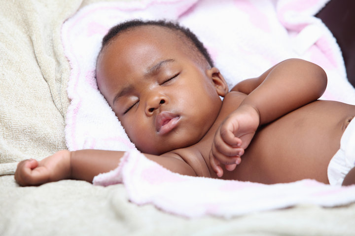 Comment masser bébé pour l’aider à bien dormir