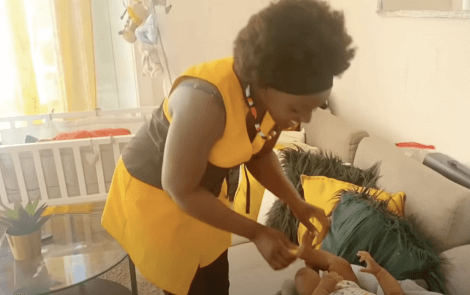 Ruby fait le Damp traditionnel à son fils,  le massage pour bébé
